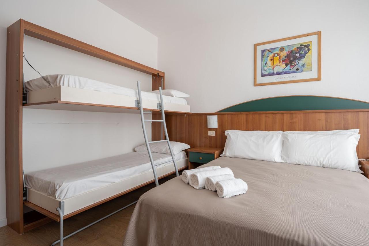 Hotel Boston 3 Stelle Superior Frontemare Лидо ди Йезоло Екстериор снимка