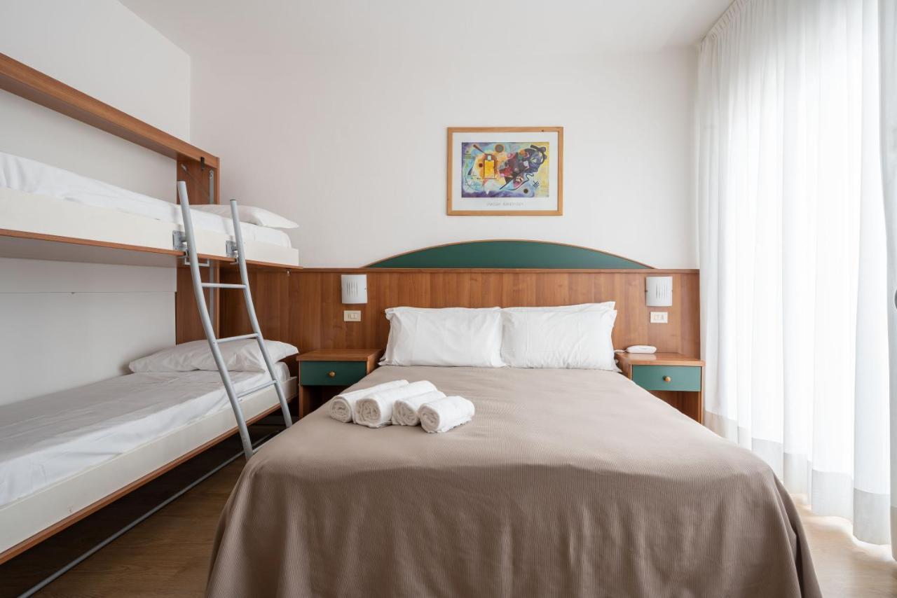 Hotel Boston 3 Stelle Superior Frontemare Лидо ди Йезоло Екстериор снимка
